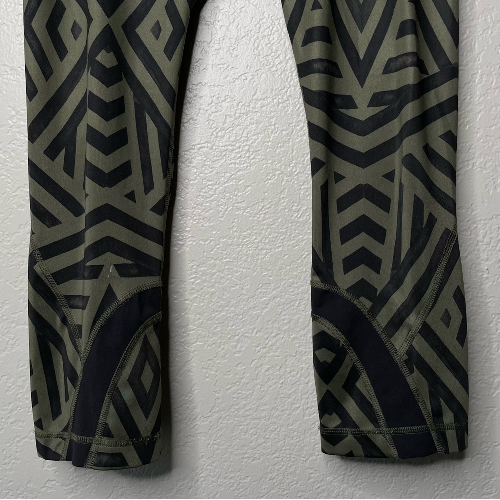 Lululemon Run: Inspire Crop II Leggings Chevron Shuffle Fatigue Green Black - Picture 4 of 11